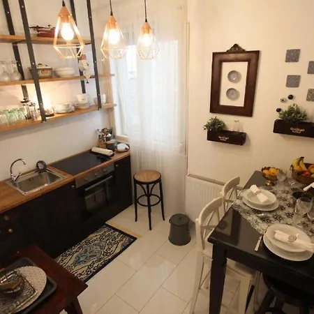 Exclusive Antique Next To The Fashion Street Апартаменты
